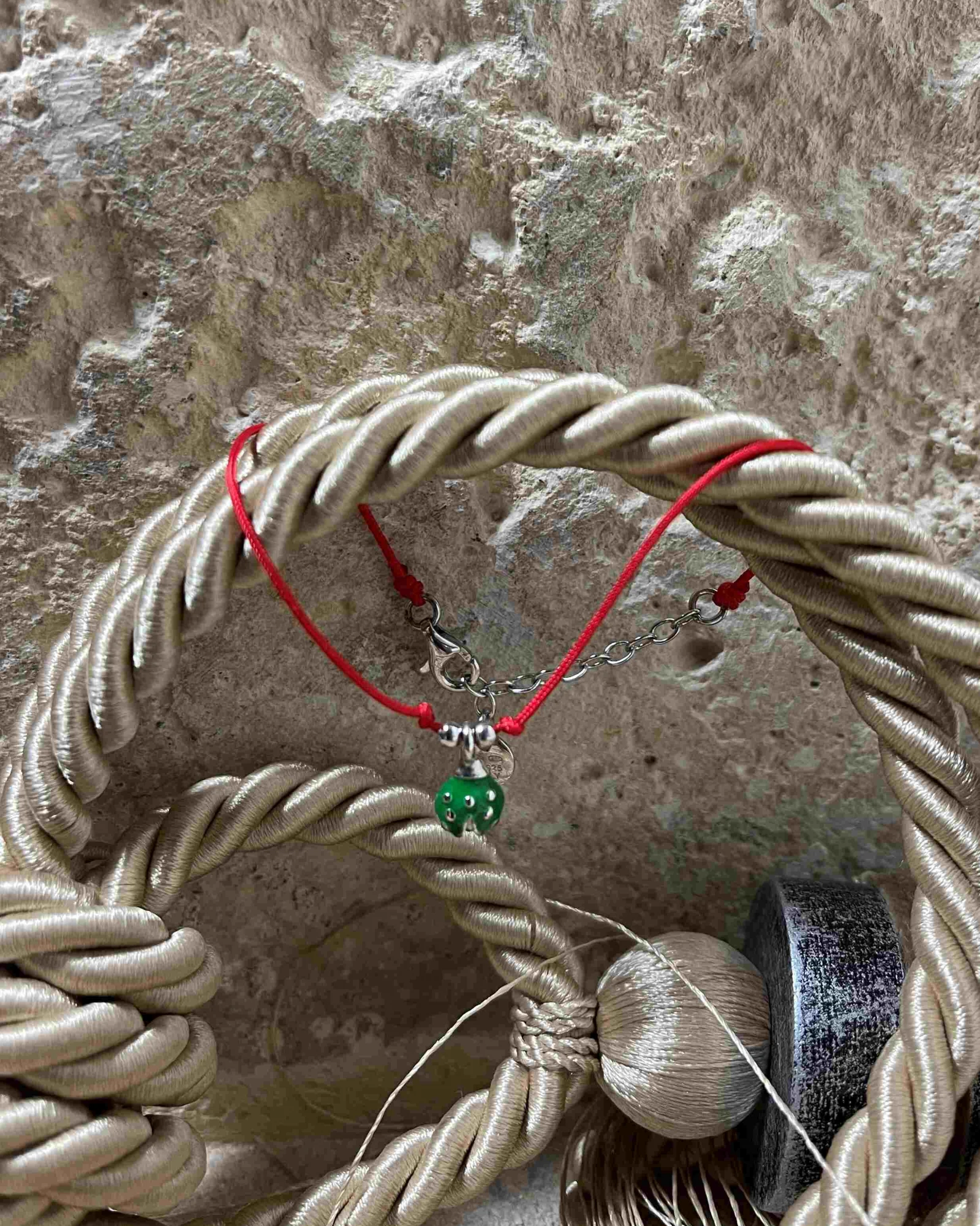 Bracciale cordino rosso e charm  cod: JCB0914