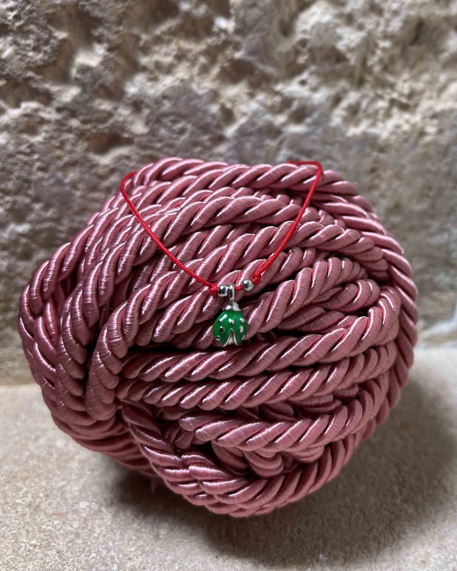 Bracciale cordino rosso e charm  cod: JCB0914