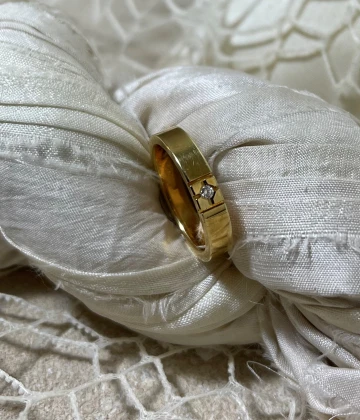 Anteo fede in oro giallo con brillanti  cod: T133/1  (S)