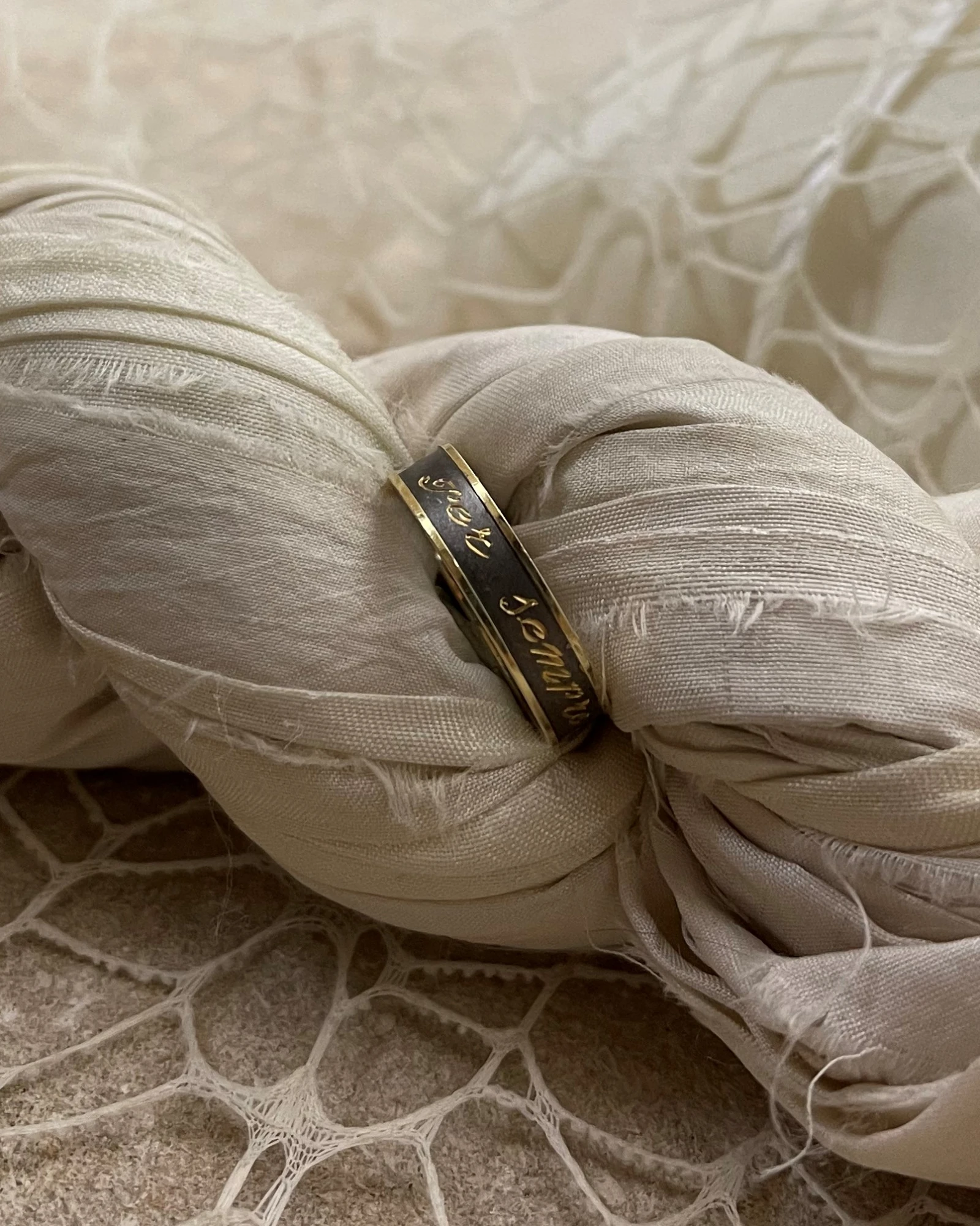 Anteo fede in oro giallo con brillanti neri  cod: T144N  (S)