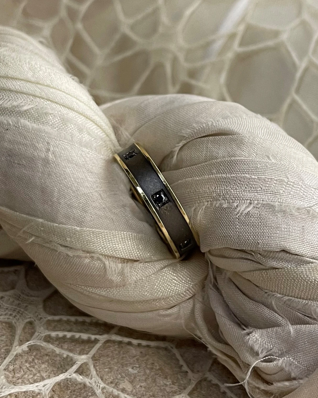 Anteo fede in oro giallo con brillanti neri  cod: T144N  (S)